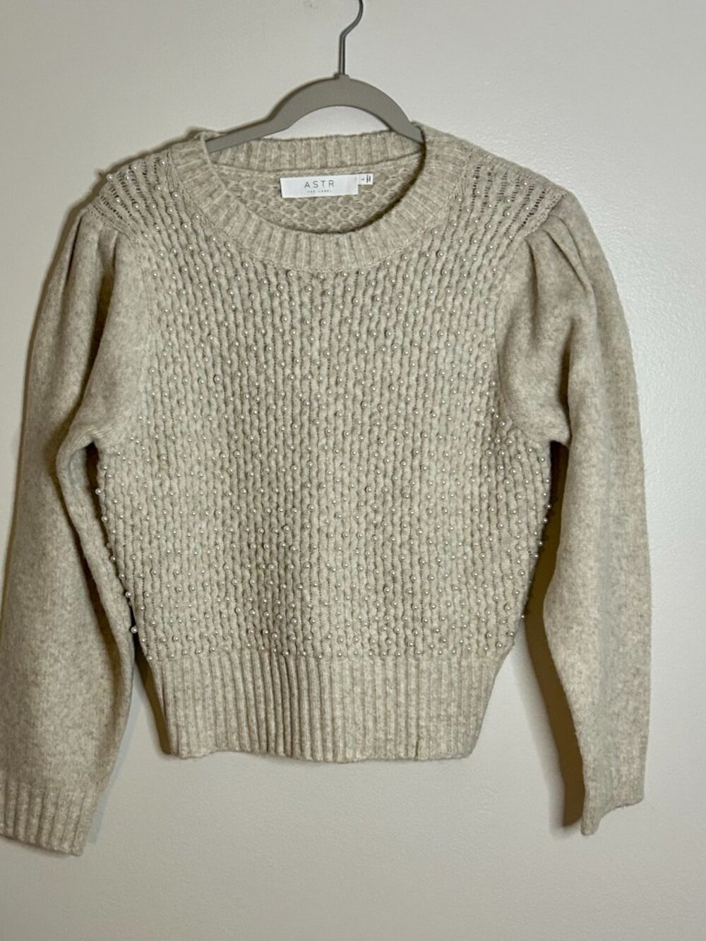 ASTR‎ the Label Women’s Cindy Pearl Embellished Oatmeal Knit Sweater Size Large